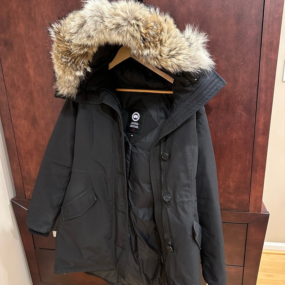 Canada Goose Rossclair women’s parka. Size medium. Worn for only 1 season